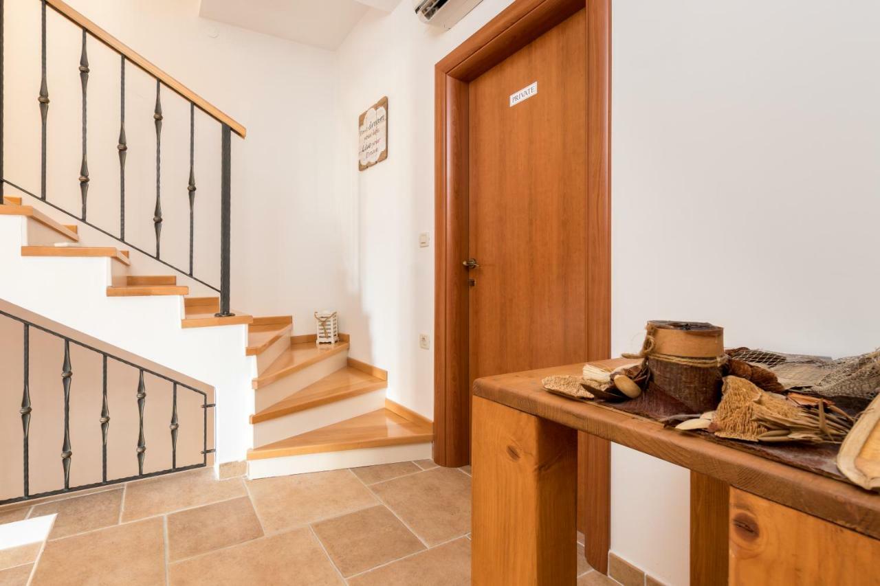 Holiday Home Harmony Zrnovnica Ngoại thất bức ảnh